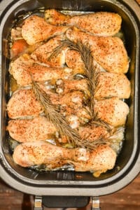 Chicken crock pot recipes are a must have for any home cook. One pot meals are an easy way to get an entire dinner on the table. Here are five one pot chicken slow cooker recipes to try next week.